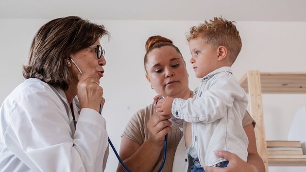 ¿Hay un permiso retribuido para llevar a mi hijo al médico? Esto dice la ley en España