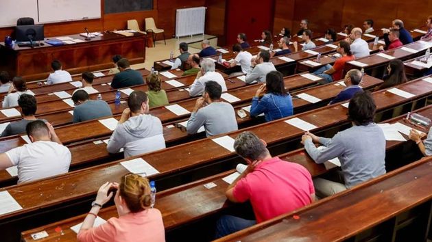 Opositores durante un examen 