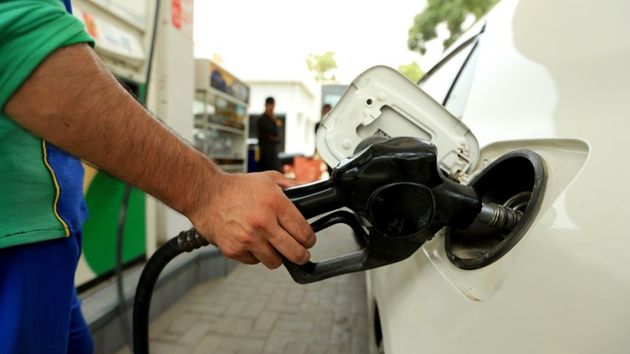 Paga más de 8.000 euros por llenar el depósito de gasolina y una chocolatina: el error de una conocida gasolinera al pagar con tarjeta de crédito