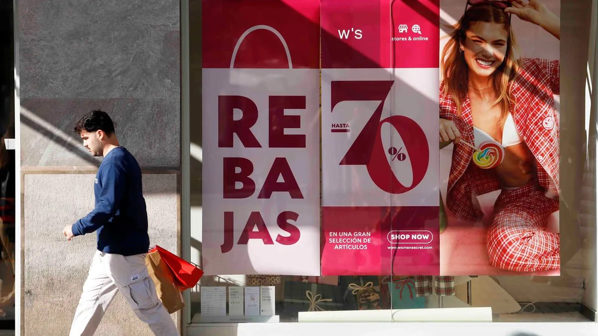 Un cartel de rebajas Un cartel de rebajas de hasta el 70% de descuento
