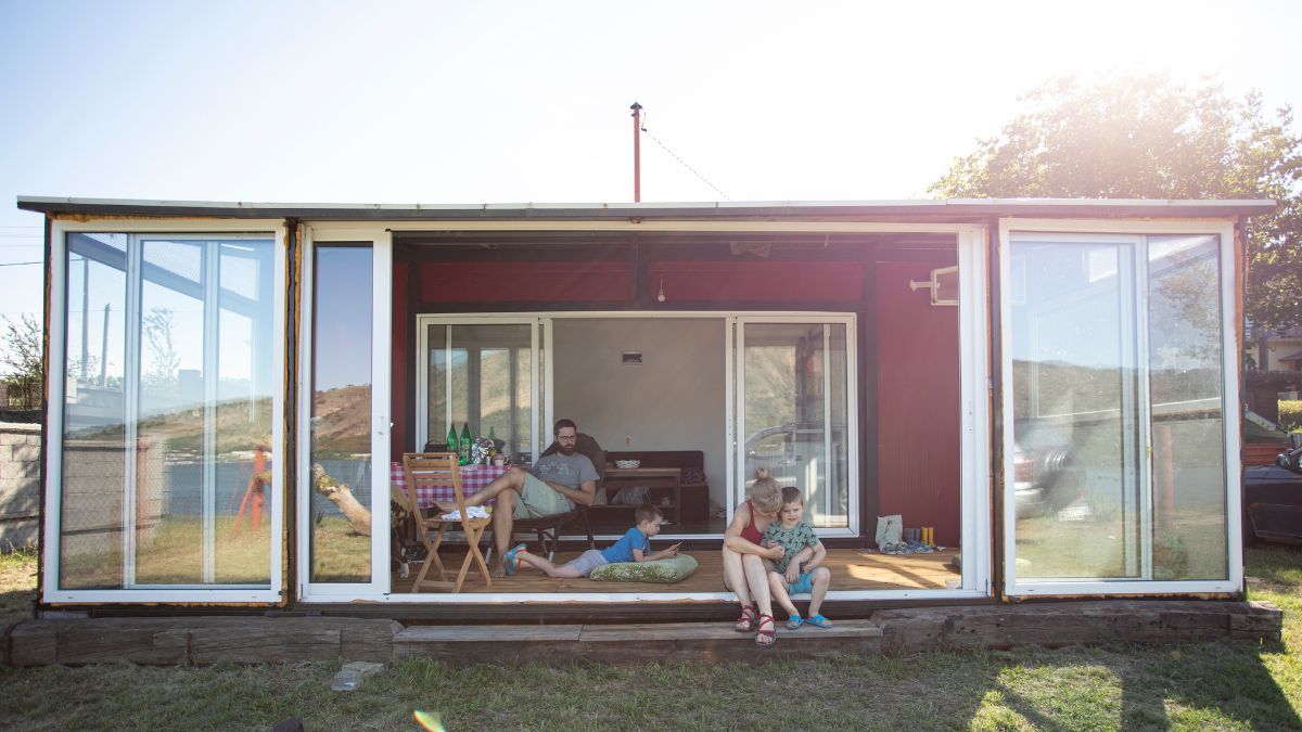 Una familia en una casa prefabricada