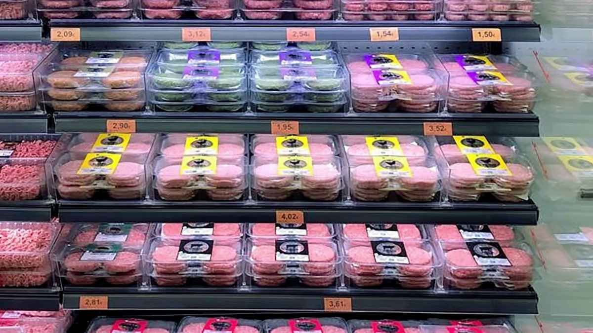 Bandejas de carne de hamburguesa en un supermercado carne de hamburguesa