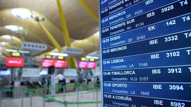 Panel informativo de las salidas de vuelos en la zona de facturación de la Terminal 4 del Aeropuerto Adolfo Suárez Madrid-Barajas,