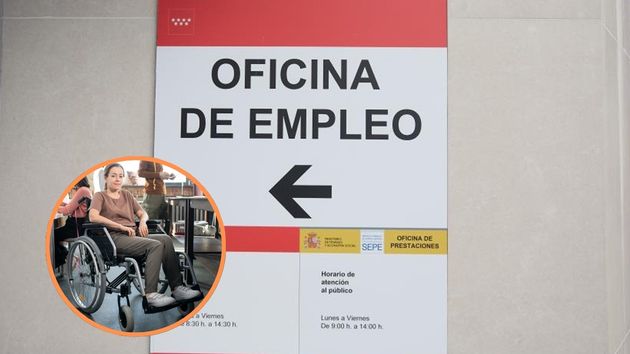 Persona con discapacidad al lado de cartel empleo.