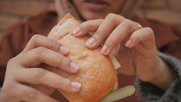 El país que multa con 5.900 euros por llevar un sándwich de jamón y mantequilla en la mochila: lo confirmó su Gobierno