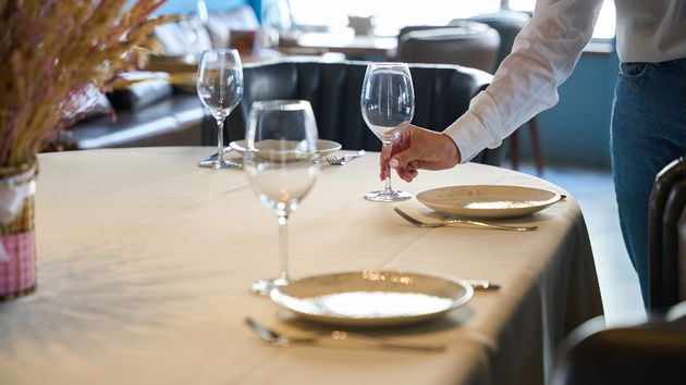 Reservan mesa para 40 personas, llaman 10 minutos antes para anularlo y la respuesta del dueño del restaurante ya es viral