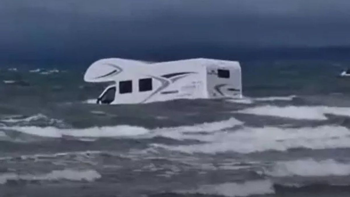 La autocaravana en medio del mar La autocaravana en medio del mar