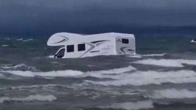 Una autocaravana que se había quedado atascada en la arena de la playa es arrastrada hacia el mar: ¿la recuperaron?