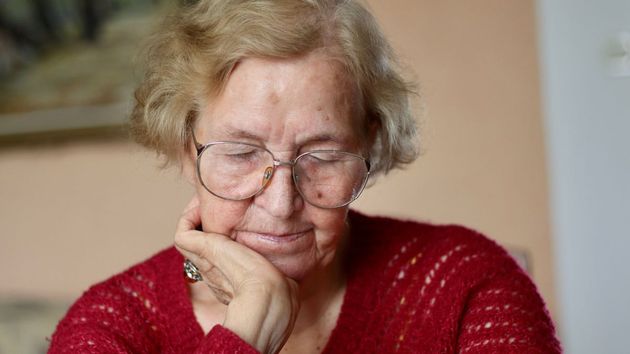 Una mujer mayor pensativa