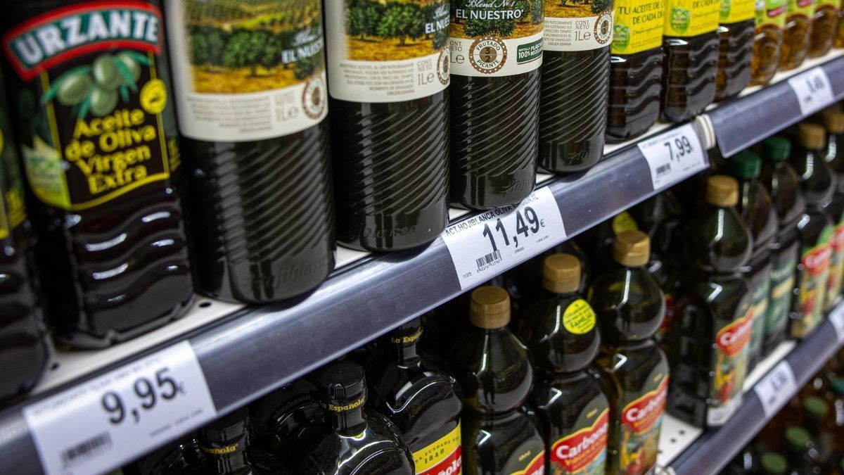 Carrefour destroza el precio del aceite de oliva, regala el 50% en esta marca gourmet y reta a Alcampo Botellas de aceite de oliva en el supermercado