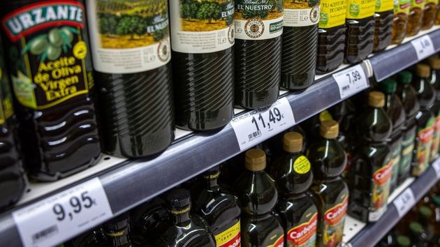 Carrefour destroza el precio del aceite de oliva, regala el 50% en esta marca gourmet y reta a Alcampo