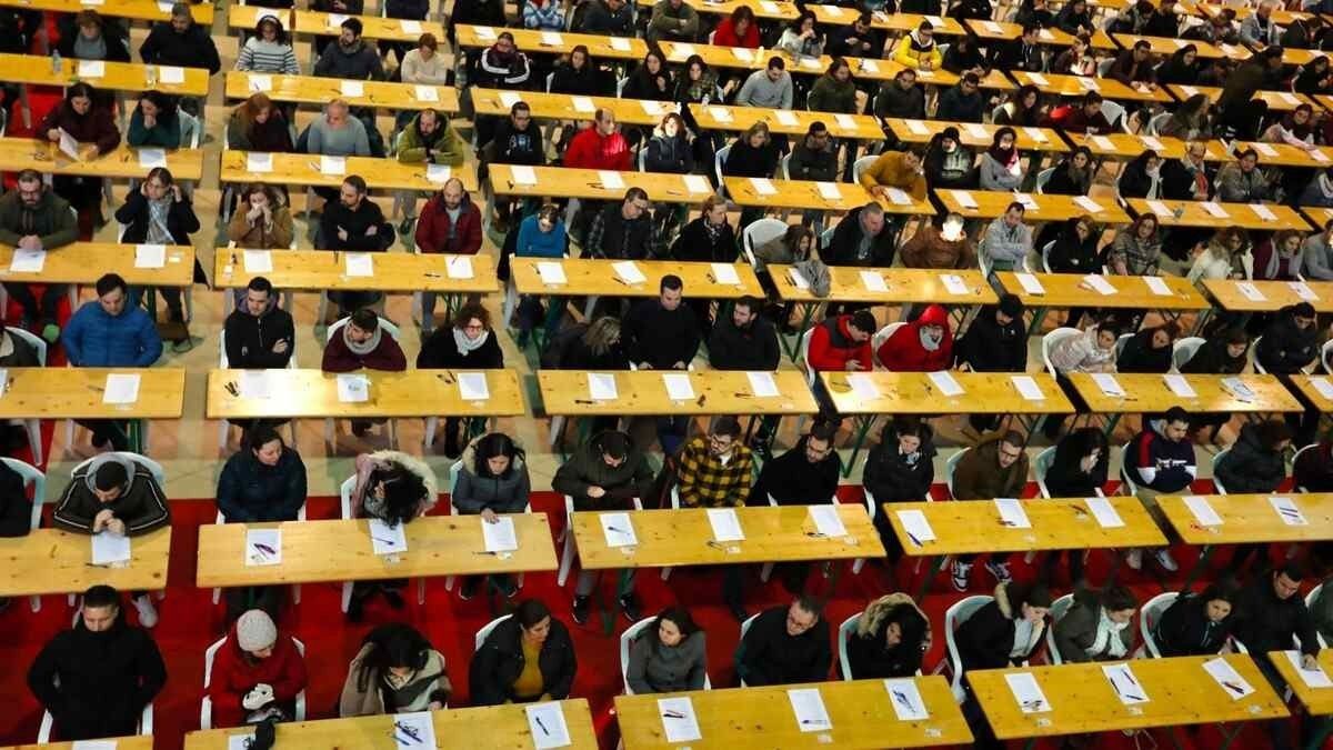 El BOE publica oposiciones con 293 plazas para ser funcionario y varias bolsas de empleo público sólo con la ESO Opositores antes de examinarse