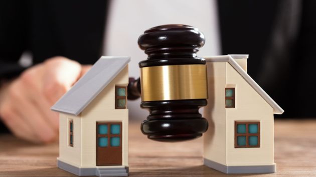 Vivienda partida por un mazo de juez
