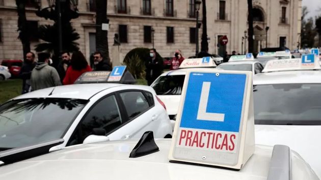 Atasco coches de autoescuela