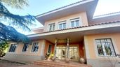 Fachada de una casa en venta de CaixaBank