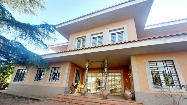Fachada de una casa en venta de CaixaBank