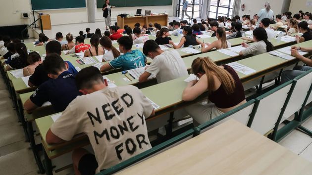 Un grupo de estudiantes realizando un examen