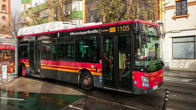 Autobús de Tussam circulando por el centro de Sevilla