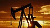 Bomba petrolífera operando en un campo de petróleo