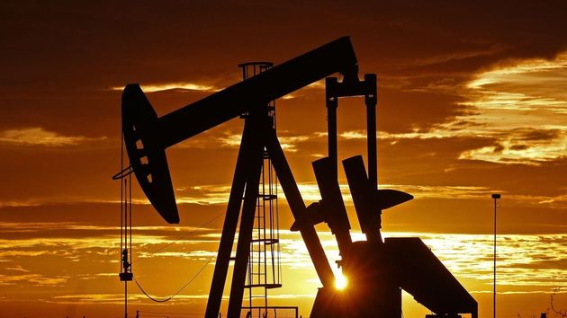 Bomba petrolífera operando en un campo de petróleo