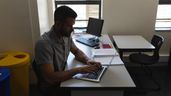 Un hombre trabajando desde la oficina