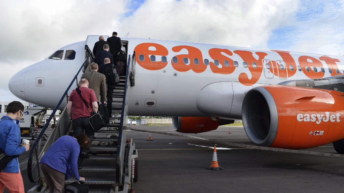 Pasajeros subiendo a un avión de easyJet Pasajeros subiendo a un avión de easyJet