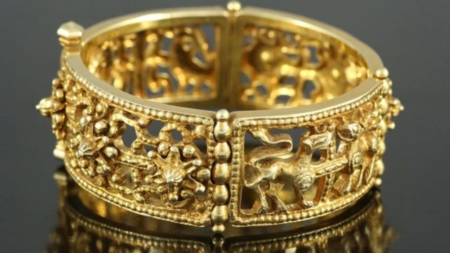Una pulsera de oro
