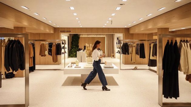 Una dependienta trabajando en una tienda
