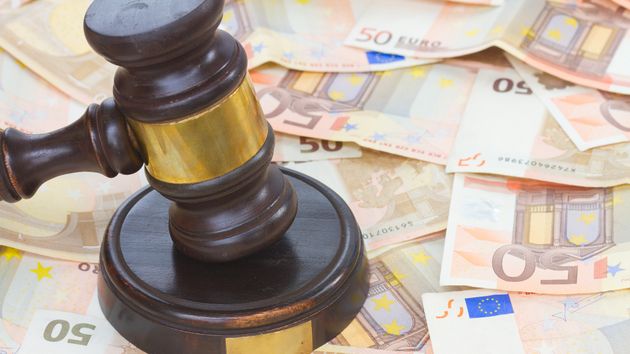 Mazo de juez con billetes de euro
