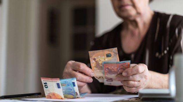 Una mujer contando dinero