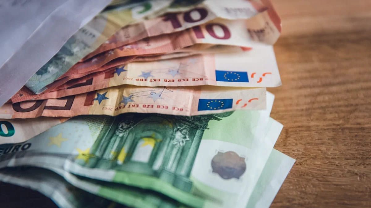 Los españoles se endeudan para irse de vacaciones: cómo los préstamos para viajes pueden arruinarnos Billetes de euro