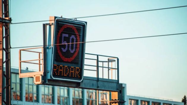 España se llena de radares: aumentan casi un 30% en 4 años, y Cataluña y Andalucía son la que más vigilan