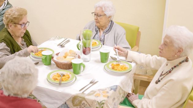 La mejor hora para cenar, según los expertos en longevidad