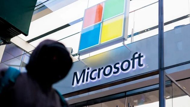 Le despiden de Microsoft después de 23 años y sigue yendo a la oficina: “me siento responsable de mi equipo y mis clientes”