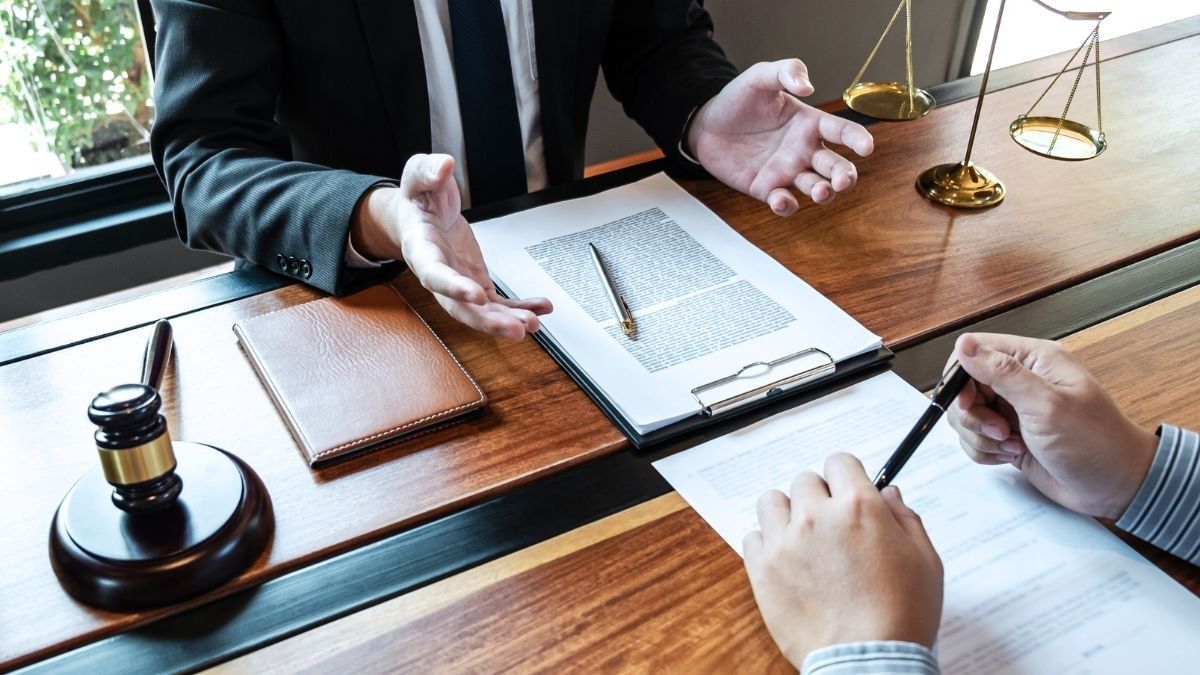 Personas leyendo un testamento