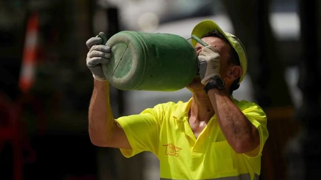 La AEMET lanza un aviso por ola de calor que afectará a estos trabajadores: estas son las medidas de Trabajo