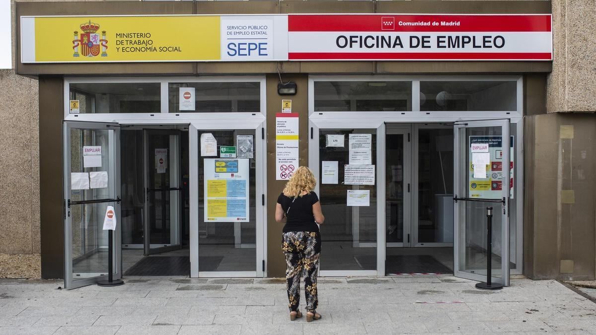 Una mujer a las puertas de una oficina del SEPE Una mujer a las puertas de una oficina del SEPE