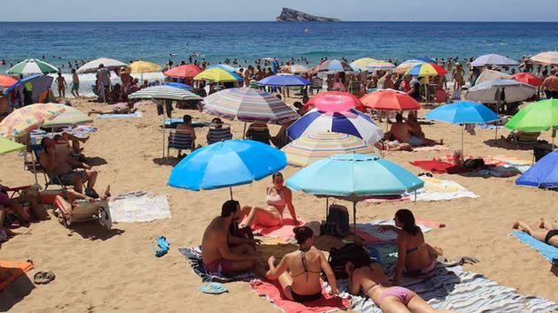Adiós a las tradiciones del verano en 2025: las multas de 60.000 euros que debes conocer antes de ir a la playa
