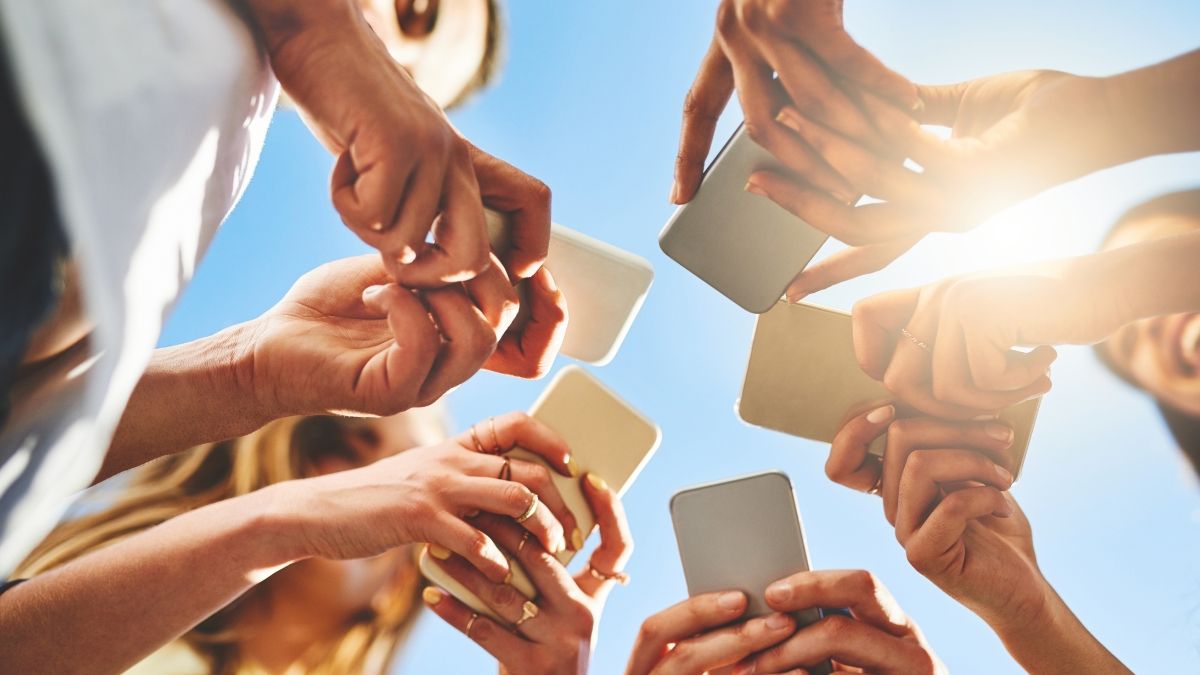 Jóvenes con sus teléfonos Jóvenes con sus teléfonos