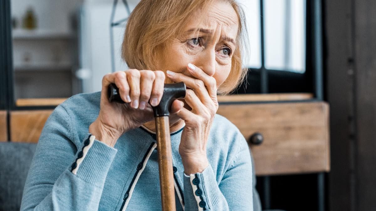 Una anciana triste, en casa Una anciana triste, en casa