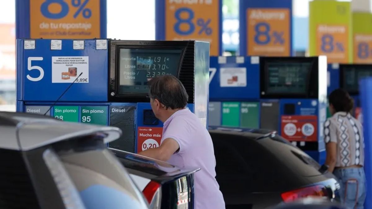 El IPC adelantado de junio alcanza el 2,2% por la fuerte subida de precios de gasolina y alimentos Dos personas repostando gasolina