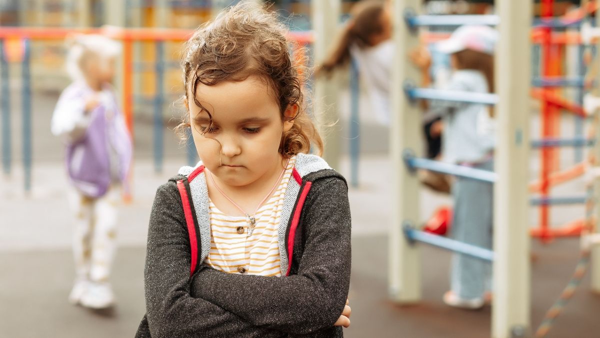 Una niña seria en un parque