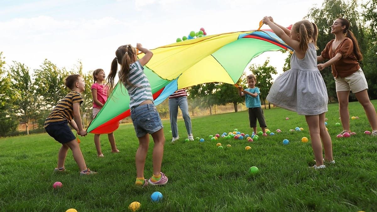 Los campamentos de verano, un coste inasumible pero necesario para las familias: "Al menos 250 euros al mes sin comedor" Niños disfrutando al aire libre