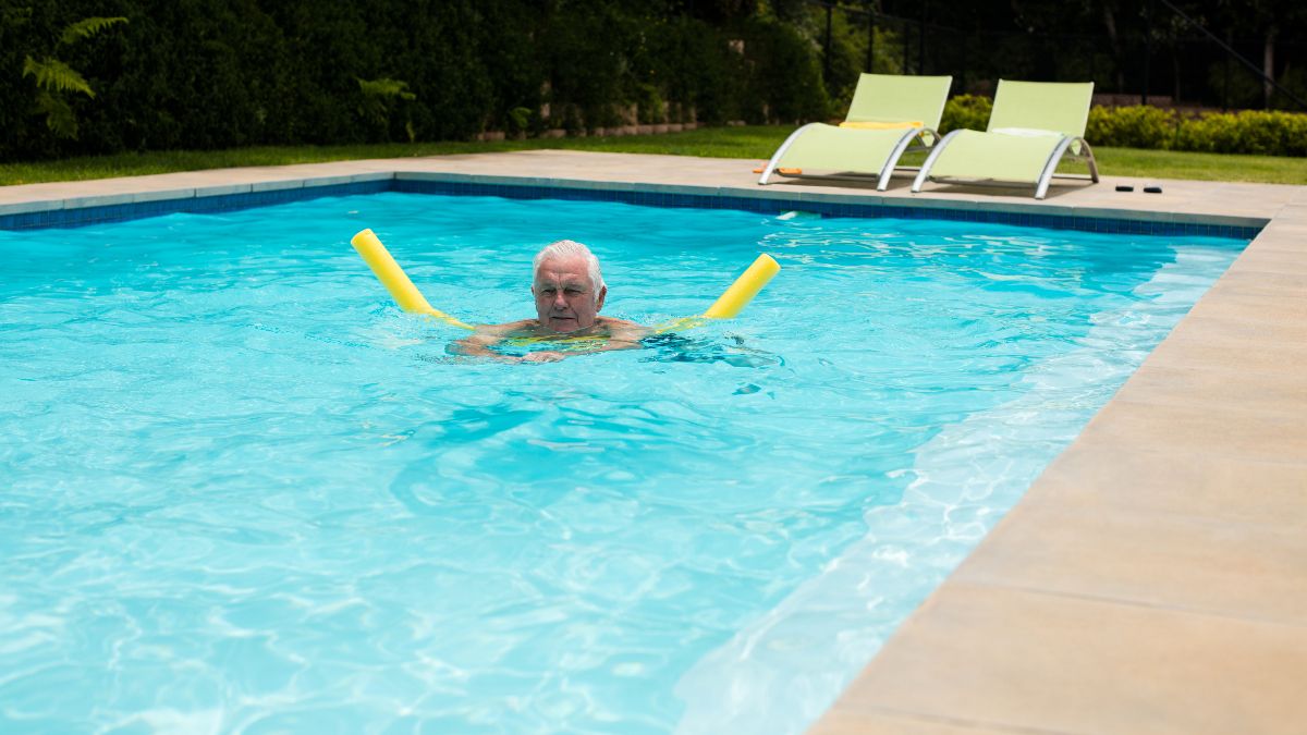 Un jubilado en una piscina Un jubilado en una piscina