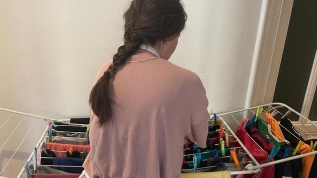 Una empleada de hogar sin contrato ni alta en la Seguridad Social es despedida y consigue más de 4.000 euros por las horas trabajadas de más Una empleada de hogar sin contrato ni alta en la Seguridad Social es despedida y consigue más de 4.000 euros por las horas trabajadas de más