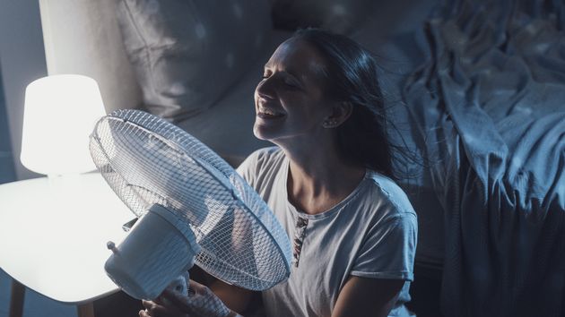 Esto es lo que te sube la factura de luz tener el ventilador toda la noche encendido