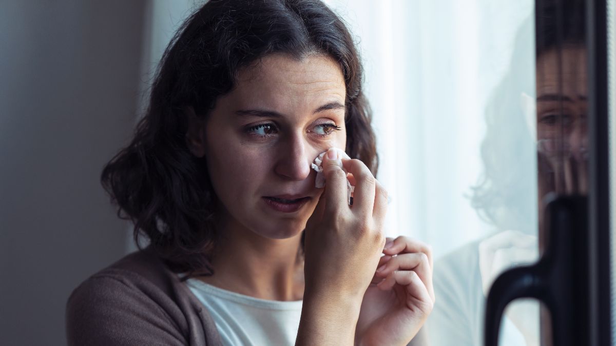 Cobra 12 céntimos a su novio por una compra de más de 1.000 euros y ahora está despedida porque les han pillado Una joven llorando
