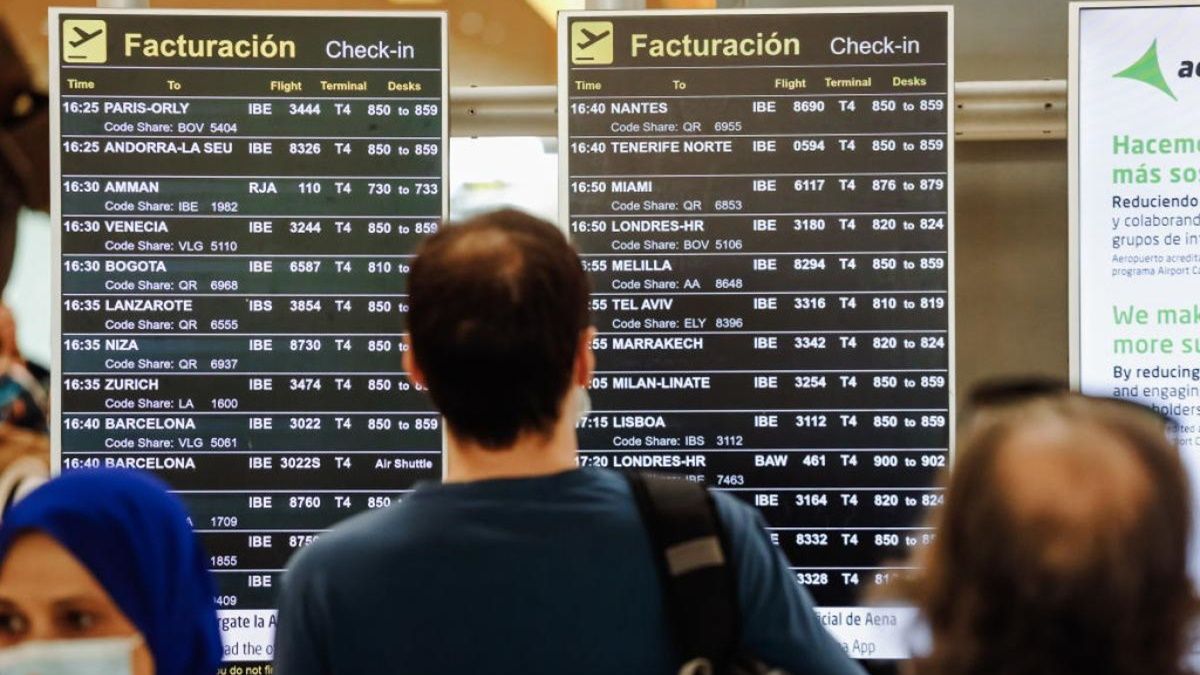 No, no hace falta reservar con meses de antelación: este el mejor día de la semana para comprar un vuelo barato por internet Un grupo de pasajeros busca en el panel de información del aeropuerto de Madrid la puerta de embarque de su vuelo
