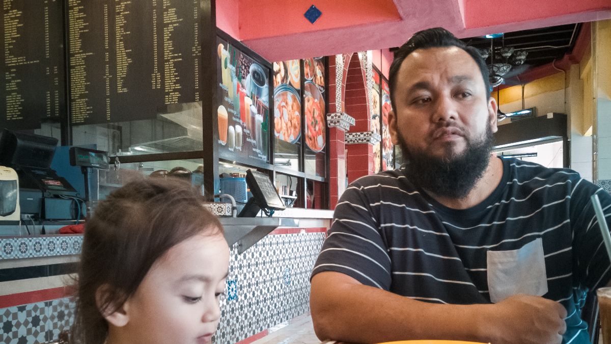 Un marroquí con mujer, hijos y más de 20 años en España ve anulada la denegación de nacionalidad por ser analfabeto y la Justicia ordena motivar la decisión Una persona junto a su hija