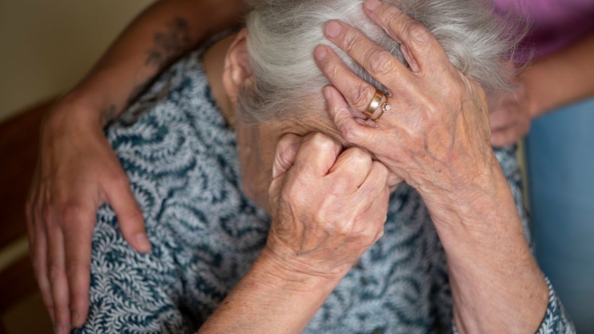 Una jubilada de 80 años se endeuda con varios préstamos porque no le alcanza con la jubilación y ahora cobrará una indemnización de 5.567,31 euros Una mujer mayor se lleva las manos a la cabeza